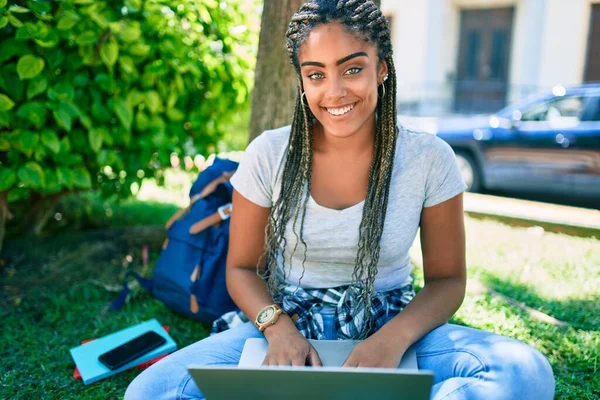 Молодая Африканская Студентка Улыбается Счастливой Сидя Траве Университетском Городке — стоковое фото