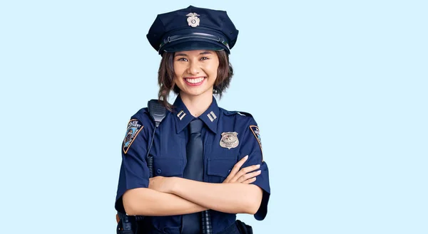 警察の制服を着た若い美少女がカメラを見て両腕を組んで微笑む幸せな顔をしている 正の人 — ストック写真