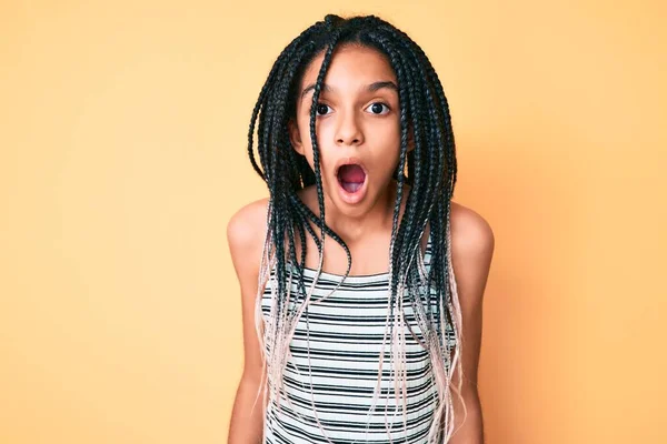 Ung Afrikansk Amerikansk Flicka Barn Med Flätor Över Gul Bakgrund — Stockfoto