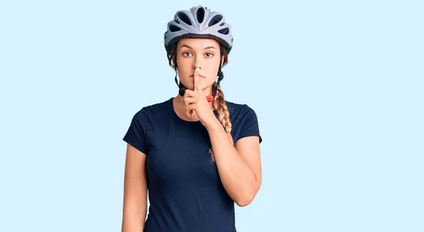 Schöne Kaukasische Frau Mit Fahrradhelm Bittet Ruhe Mit Dem Finger — Stockfoto