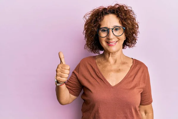 Mooie Middelbare Leeftijd Volwassen Vrouw Dragen Casual Kleding Bril Glimlachen — Stockfoto