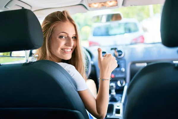 Jovem Bela Mulher Loira Sorrindo Carro Condução Feliz Com Polegar — Fotografia de Stock