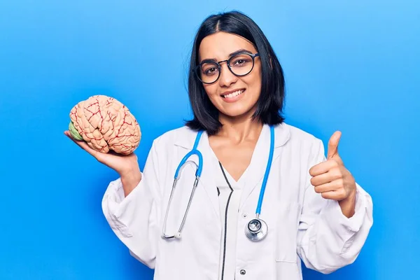 Joven Hermosa Mujer Latina Usando Estetoscopio Médico Sosteniendo Cerebro Sonriendo — Foto de Stock