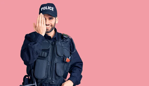 Młody Przystojny Mężczyzna Brodzie Mundurze Policyjnym Zakrywający Jedno Oko Ręką — Zdjęcie stockowe