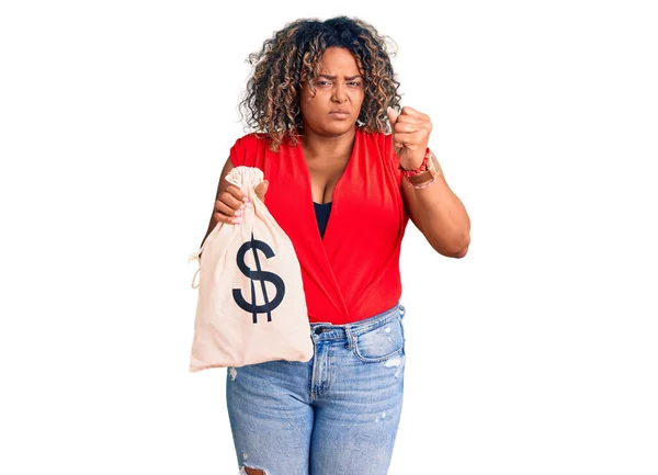 Joven Afroamericano Más Tamaño Mujer Sosteniendo Bolsa Dinero Con Símbolo — Foto de Stock
