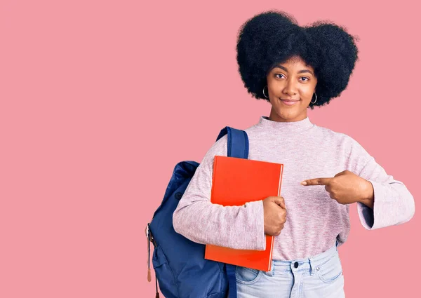 Ung Afrikansk Amerikansk Flicka Bär Student Ryggsäck Hålla Bok Ler — Stockfoto