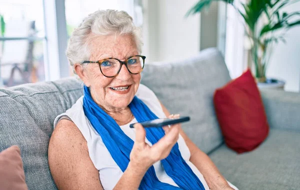 Anciana Mujer Mayor Con Pelo Gris Sonriendo Feliz Sentada Sofá — Foto de Stock