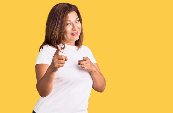 Femme Latine Moyen Âge Portant Shirt Blanc Décontracté Pointant Les — Photo