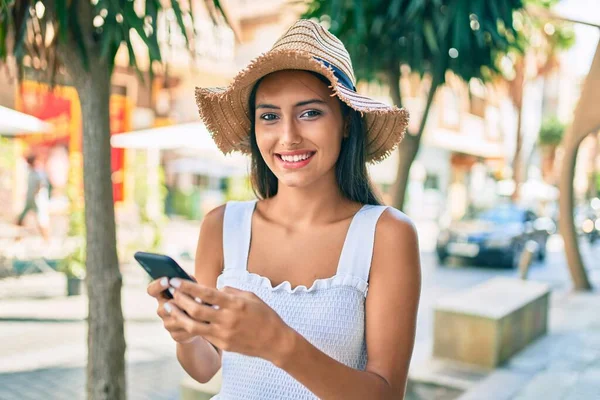 Junge Latino Mädchen Tragen Sommermode Mit Smartphone Auf Der Straße — Stockfoto