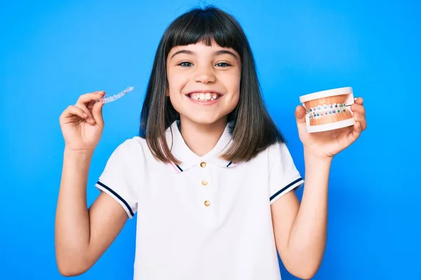 Niña Joven Con Explosión Sosteniendo Ortodoncia Alineador Invisible Frenos Sonriendo — Foto de Stock