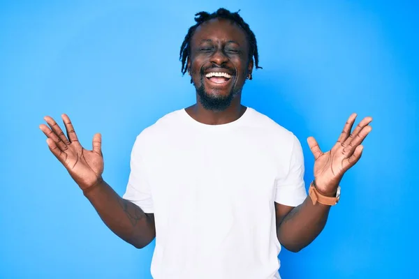 Joven Hombre Afroamericano Con Trenzas Con Camiseta Blanca Casual Celebrando — Foto de Stock