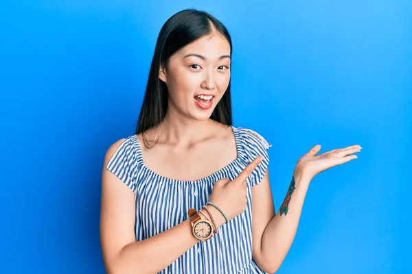 Jovem Chinesa Vestindo Camiseta Listrada Casual Surpreendida Sorrindo Para Câmera — Fotografia de Stock