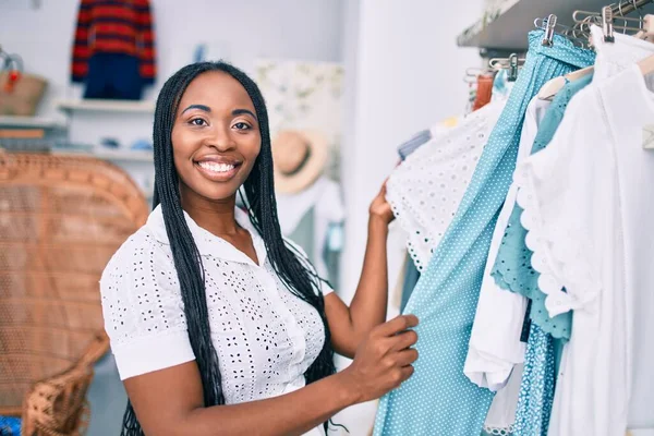 Jong Afrikaans Amerikaans Vrouw Glimlachen Gelukkig Vasthouden Kleding Kleding Winkel — Stockfoto