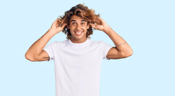 Mladý Hispánec Neformální Bílé Košili Usmívající Prsty Uši Směšné Gesto — Stock fotografie