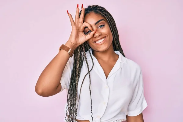 Jovem Afro Americana Com Tranças Vestindo Camisa Verão Casual Sorrindo — Fotografia de Stock