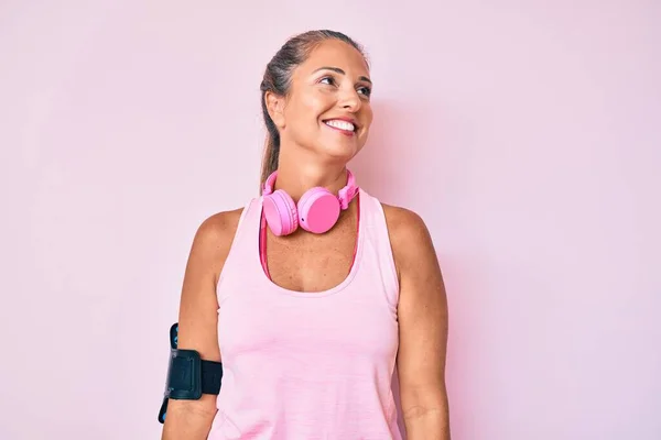 Middelbare Leeftijd Spaanse Vrouw Sportschool Kleding Met Behulp Van Een — Stockfoto