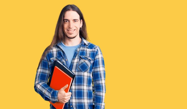 Jeune Homme Adulte Aux Cheveux Longs Tenant Livre Collage Regardant — Photo