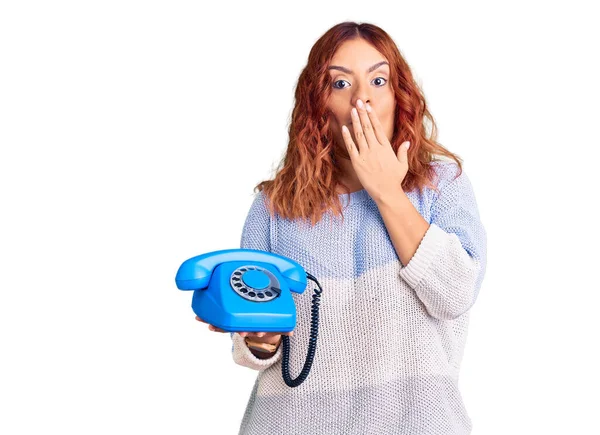 Jovem Latina Segurando Telefone Vintage Cobrindo Boca Com Mão Chocado — Fotografia de Stock