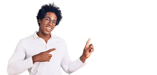 Hezký Africký Američan Afro Vlasy Sobě Ležérní Oblečení Brýle Úsměvem — Stock fotografie
