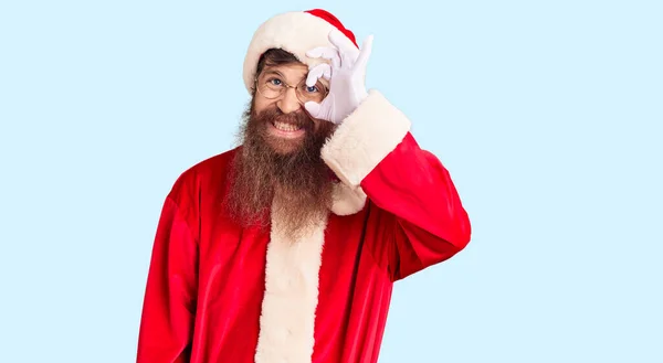 Uzun Sakallı Yakışıklı Noel Baba Kostümü Giyen Hareketleriyle Gülümseyen Mutlu — Stok fotoğraf