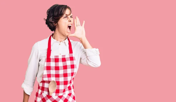 Mulher Bonita Com Cabelo Curto Vestindo Avental Cozinheiro Profissional Gritando — Fotografia de Stock