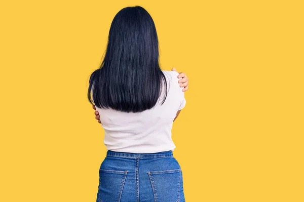 Jovem Bela Menina Asiática Vestindo Roupas Casuais Óculos Abraçando Feliz — Fotografia de Stock