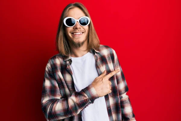 Przystojny Biały Mężczyzna Długimi Włosami Hipsterskiej Koszuli Okularach Przeciwsłonecznych Uśmiechnięty — Zdjęcie stockowe