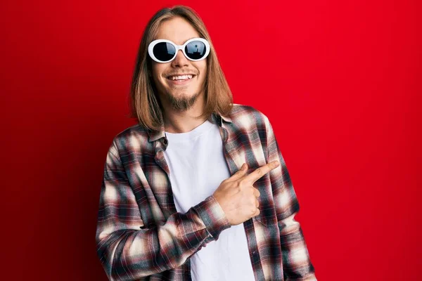 Bonito Homem Caucasiano Com Cabelos Longos Vestindo Camisa Hipster Usando — Fotografia de Stock