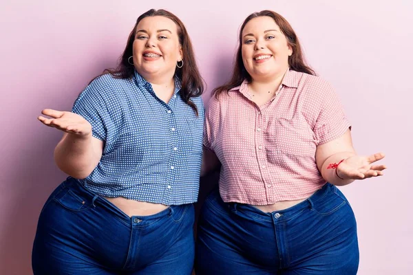 Junge Size Zwillinge Lässiger Kleidung Lächeln Fröhlich Mit Offenen Armen — Stockfoto