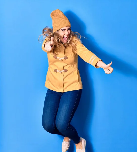 Jovem Bela Mulher Caucasiana Vestindo Roupas Casuais Inverno Sorrindo Feliz — Fotografia de Stock