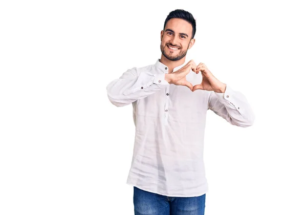 Mladý Pohledný Muž Neformálním Oblečení Usmívající Lásce Ukazuje Symbol Srdce — Stock fotografie