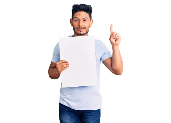 Bonito Jovem Latino Americano Segurando Banner Papelão Com Espaço Branco — Fotografia de Stock