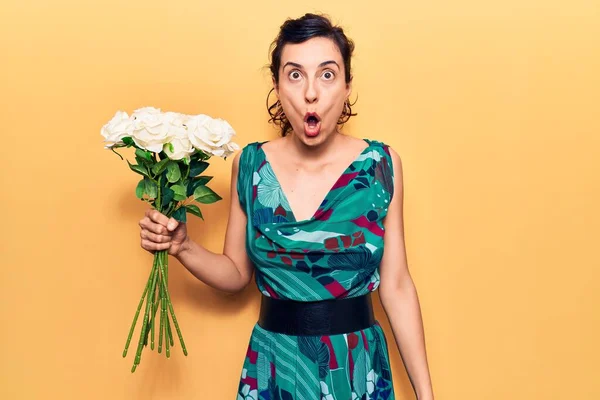 Jovem Bela Mulher Hispânica Segurando Flores Assustadas Espantadas Com Boca — Fotografia de Stock