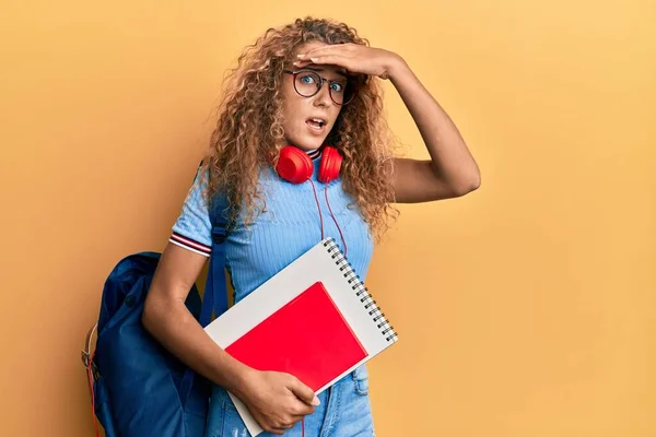 Bela Menina Adolescente Caucasiana Vestindo Mochila Estudantil Segurando Livros Estressados — Fotografia de Stock