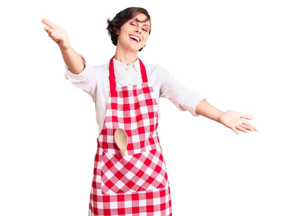Mulher Bonita Com Cabelo Curto Vestindo Avental Cozinheiro Profissional Olhando — Fotografia de Stock