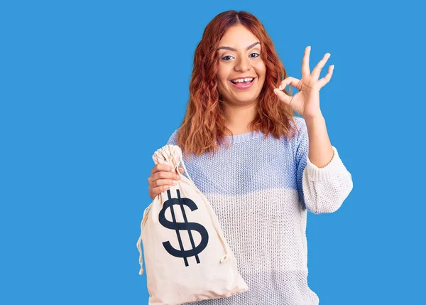 Junge Lateinische Frau Hält Geldbeutel Mit Dollarsymbol Und Tut Zeichen — Stockfoto
