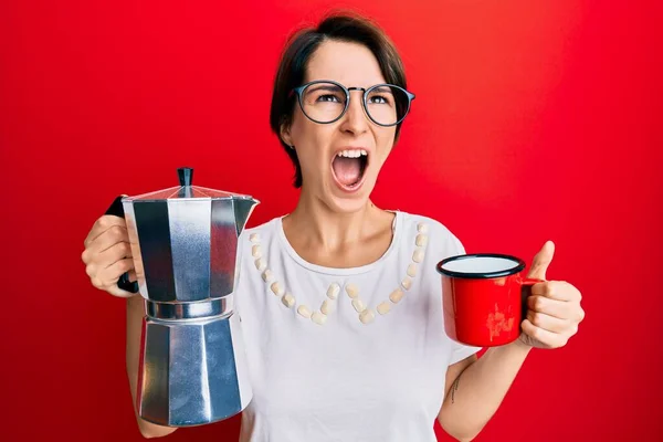 Mujer Morena Joven Con Pelo Corto Bebiendo Café Italiano Enojado — Foto de Stock