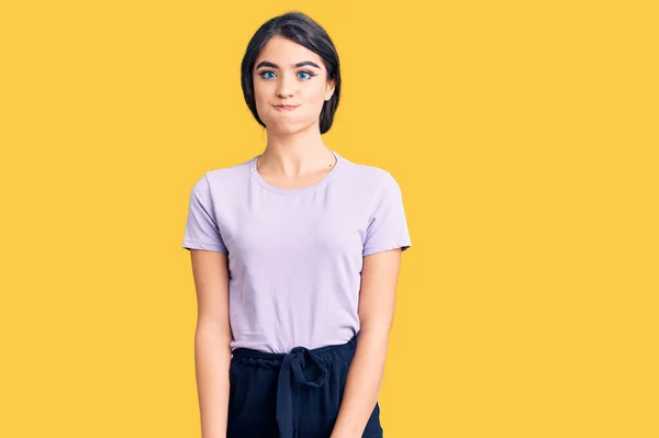 Esmer Sıradan Kıyafetler Giyen Komik Yüzlü Yanak Şişiren Genç Kız — Stok fotoğraf
