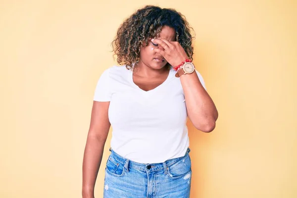 Muda African Amerika Ditambah Ukuran Wanita Mengenakan Kaos Putih Santai — Stok Foto