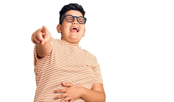 Niño Pequeño Vistiendo Ropa Casual Gafas Riéndose Señalando Con Dedo —  Fotos de Stock