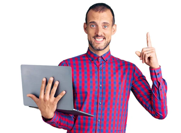 Młody Przystojny Mężczyzna Pracujący Przy Użyciu Laptopa Zaskoczony Pomysłem Lub — Zdjęcie stockowe