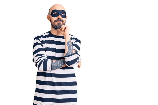 Jonge Knappe Man Met Een Inbrekersmasker Zijn Kin Denkend Aan — Stockfoto