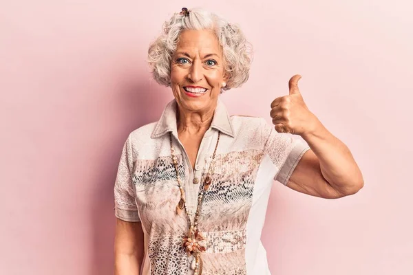 Ältere Grauhaarige Frau Lässiger Kleidung Lächelt Glücklich Und Positiv Daumen — Stockfoto