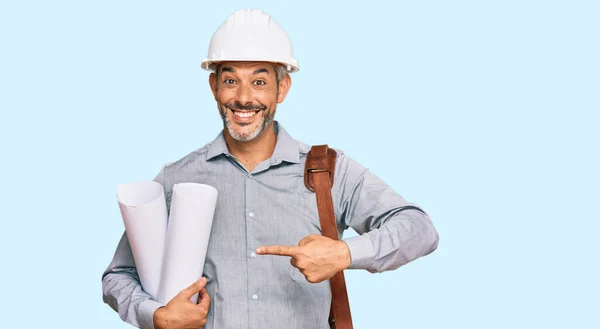 Middelbare Leeftijd Grijs Harige Man Met Een Veiligheidshelm Met Blauwdrukken — Stockfoto