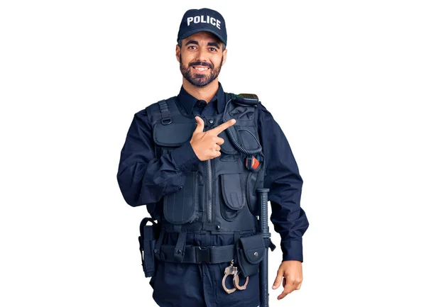 Νεαρός Ισπανός Στολή Αστυνομικού Χαρούμενος Χαμόγελο Στο Πρόσωπο Δείχνοντας Χέρι — Φωτογραφία Αρχείου