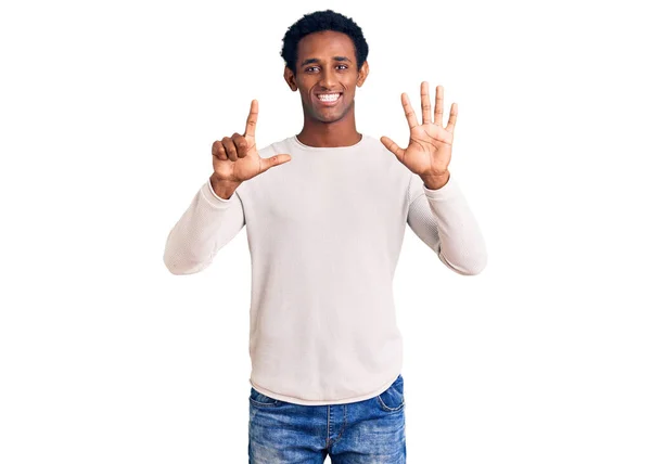 Afrikanischer Gutaussehender Mann Lässigem Winterpullover Zeigt Mit Finger Nummer Sieben — Stockfoto