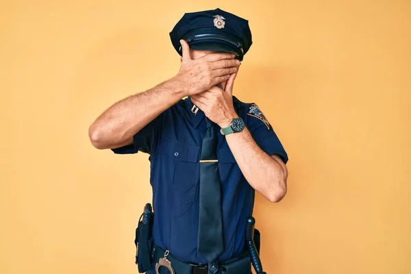 Orta Yaşlı Polis Üniforması Giyen Gözlerini Ağzını Elleriyle Kapayan Şaşırmış — Stok fotoğraf