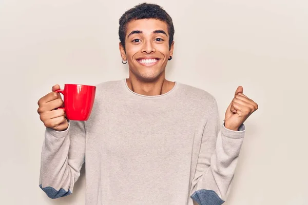 Jovem Afro Americano Segurando Café Gritando Orgulhoso Celebrando Vitória Sucesso — Fotografia de Stock