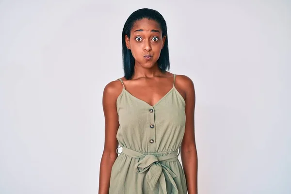 Молодая Африканская Американка Одетая Повседневную Одежду Пыхтит Щеками Смешным Лицом — стоковое фото