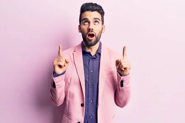 Jovem Homem Bonito Com Barba Vestindo Jaqueta Elegante Espantado Surpreso — Fotografia de Stock